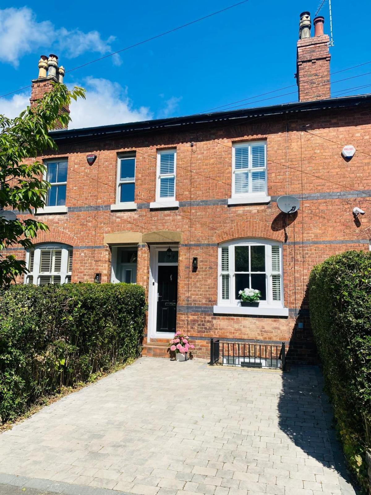 Elegant Luxurious Refurbished Meticulous Villa Alderley Edge Exterior photo
